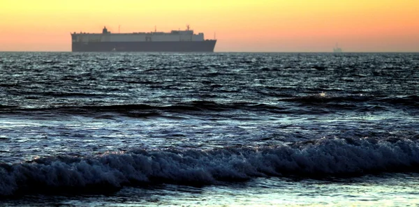 Navio de carga por do sol — Fotografia de Stock