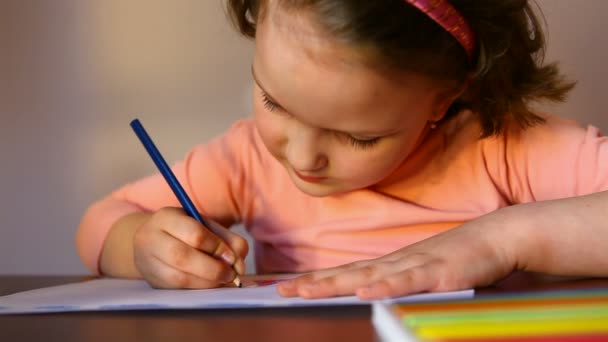 Little girl drawing with colored pencils. — Stock Video