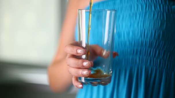 Meisje wordt gegoten glas koolzuurhoudende limonade — Stockvideo