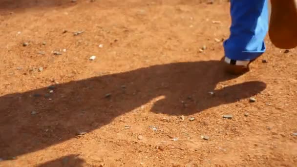 Jeune homme traversant la piste du stade — Video