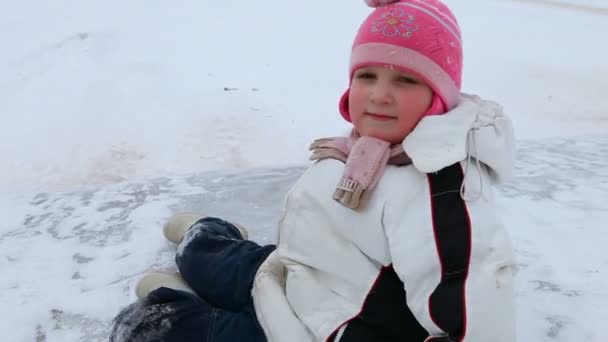 氷の山の上でスケートの女の子 — ストック動画