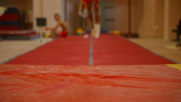 Idrottare gymnaster i utbildning — Stockvideo