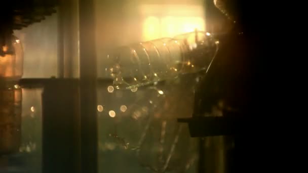 Embout d'eau minérale dans des bouteilles en plastique 