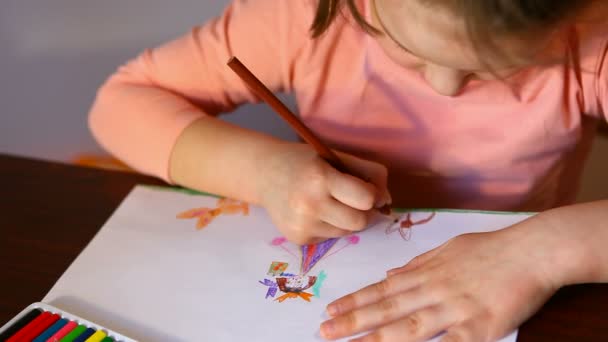 Niña dibujando con lápices de colores . — Vídeo de stock