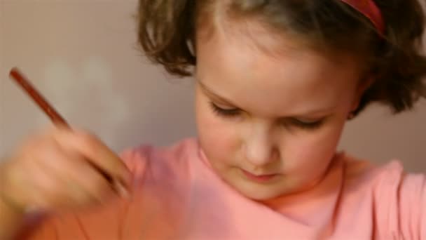 Niña dibujando con lápices de colores . — Vídeos de Stock