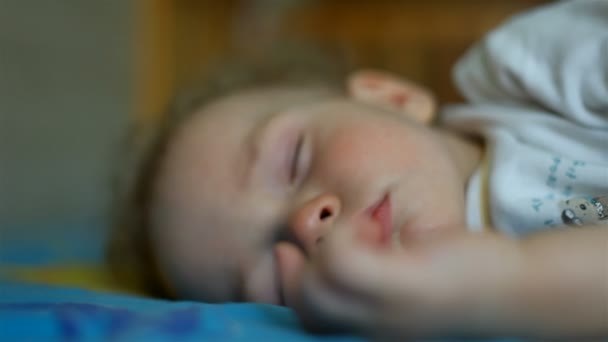 Κοιμάται το μικρό αγόρι — Αρχείο Βίντεο