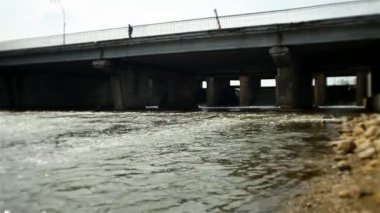 köprü nehir ve yoldan geçen silüeti üzerinde