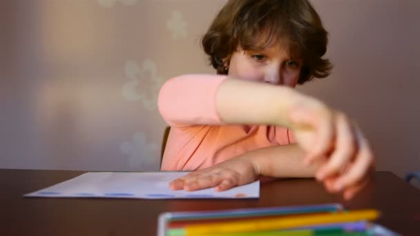 Dessin de petite fille avec crayons de couleur . — Video