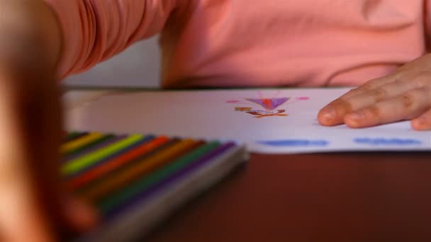 Маленькая девочка рисует цветными карандашами . — стоковое видео