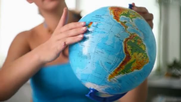 Mädchen studiert einen Globus — Stockvideo