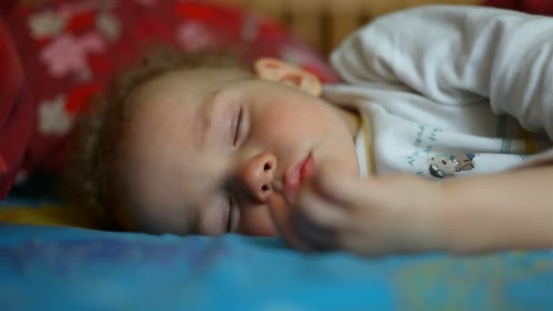 Спящий маленький мальчик — стоковое видео