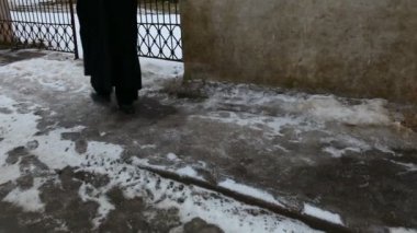 Rahip tapınağa gidiyor