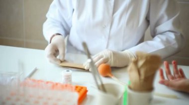 kan analizi üzerinde bir parmak