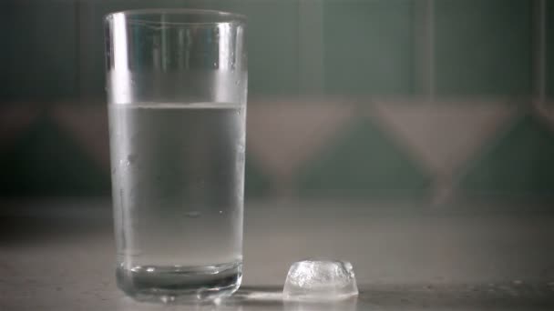 Bicchiere d'acqua con cubetti di ghiaccio — Video Stock