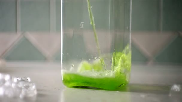 玻璃填充与碳酸饮料 — 图库视频影像