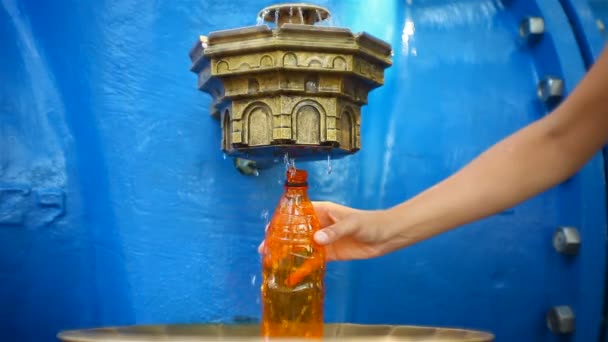 Gente recogiendo agua de la fuente — Vídeos de Stock