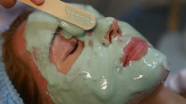 Cosmetische procedure toe te passen een masker — Stockvideo