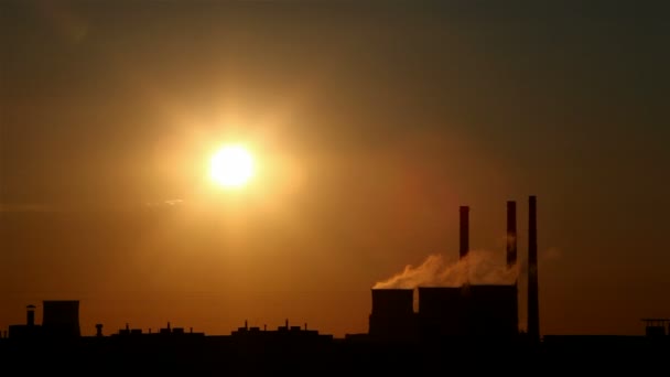 Sonnenuntergang auf dem Hintergrund der Macht mit den Trompeten — Stockvideo