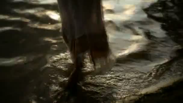 Menina desaparecendo no mar ao pôr do sol — Vídeo de Stock