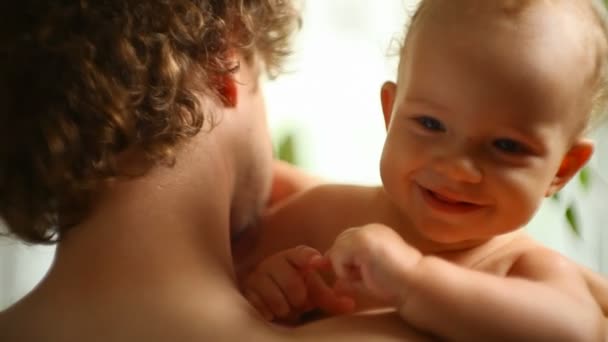 Criança pequena nas mãos de um pai — Vídeo de Stock