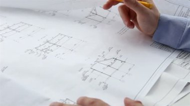 mühendis inşaat çizimleri kontrol eder.