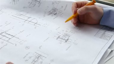 mühendis inşaat çizimleri kontrol eder.