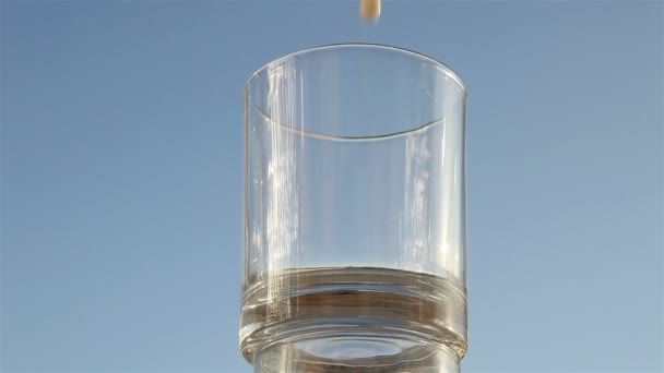 Молоко налито в прозрачное стекло — стоковое видео