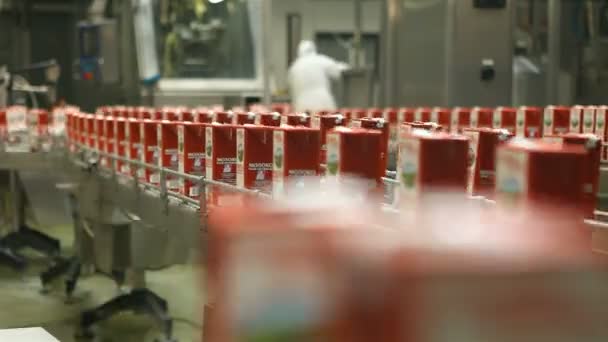 Production line, packing food — Stock Video