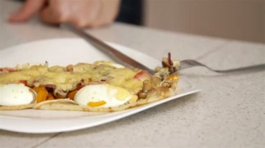 yumurta ve peynir ile kahvaltı güveç