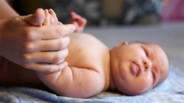 Anne bebek masaj yapar.
