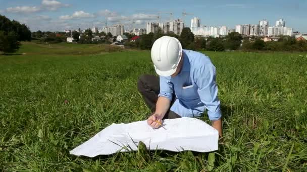 Construtor inspeciona o local do futuro local de construção — Vídeo de Stock