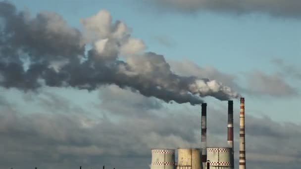 Fumer le tuyau d'une grande usine, laps de temps — Video