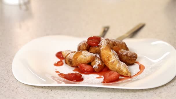 Servir platos de bollos de queso con fresas — Vídeo de stock