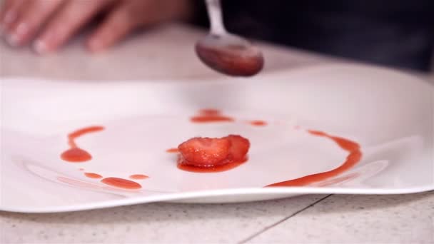 Servir platos de bollos de queso con fresas — Vídeo de stock