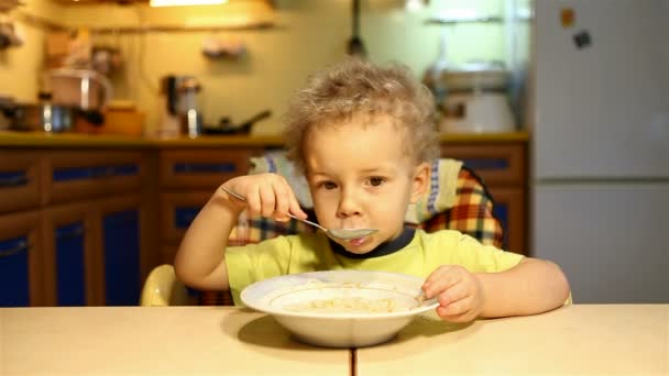 Il ragazzo mangia la zuppa stessa — Video Stock
