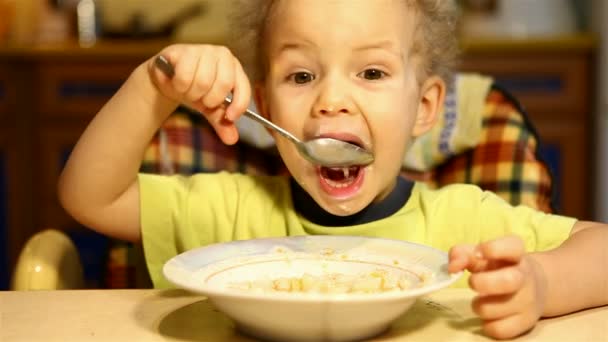 Il ragazzo mangia la zuppa stessa — Video Stock