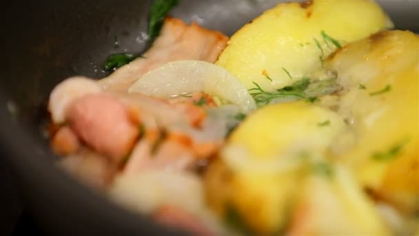 培根土豆和油炸锅。蛋 — 图库视频影像