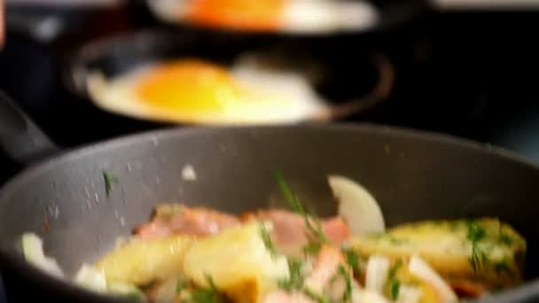 Pommes de terre au bacon et frites dans une poêle. oeufs 