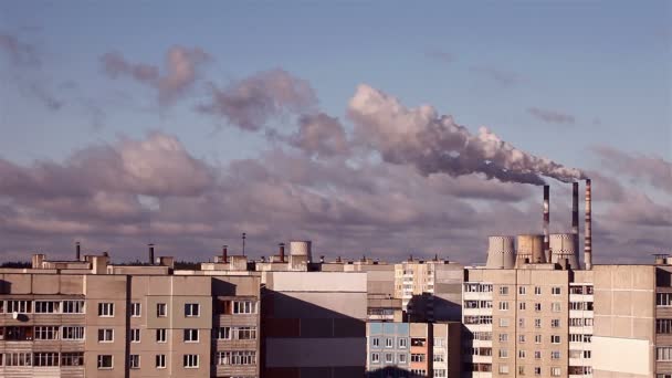 Fumer la pipe d'une grande usine, ville — Video