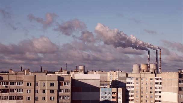 Rökning röret i en stor anläggning, staden — Stockvideo