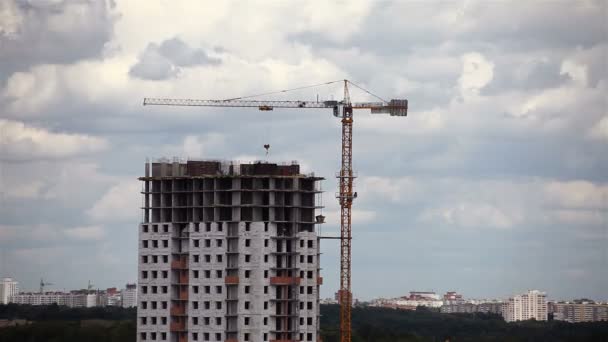 Guindastes operacionais na construção de uma casa. lapso de tempo — Vídeo de Stock