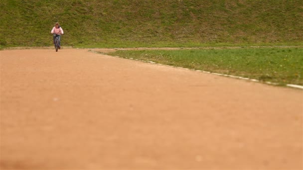 Fille équitation un vélo — Video