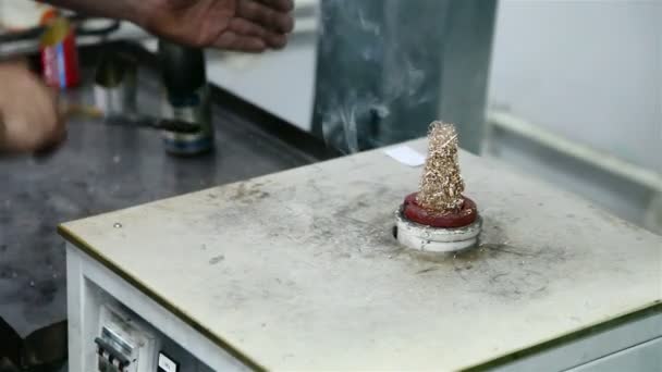 熔融金属芯片在烤箱里 — 图库视频影像