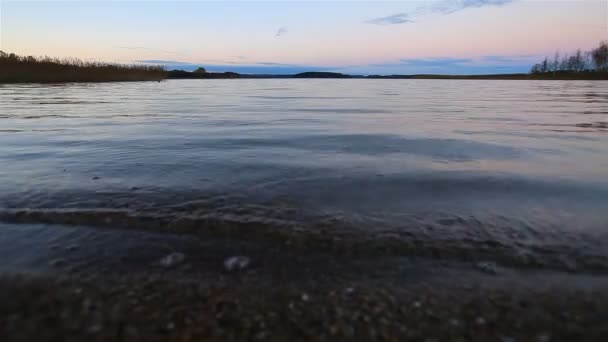 Закат на озере. движение камеры — стоковое видео