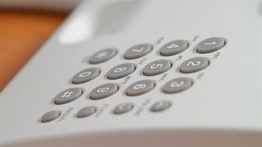 o telefon numarasını çevirir
