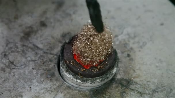 Fundición de virutas metálicas en el horno — Vídeo de stock