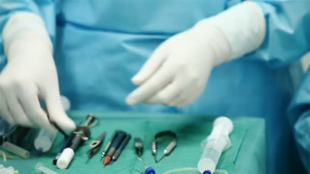 Handen van verpleegkundigen. instrumenten voor de werking — Stockvideo