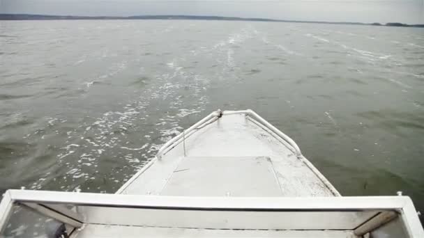 Barco flutuando no lago — Vídeo de Stock