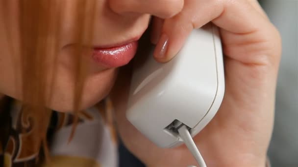 Girl talking on the phone — Stock Video