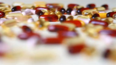 Vitaminler ve tabletler çeşitli şekiller ve renkler